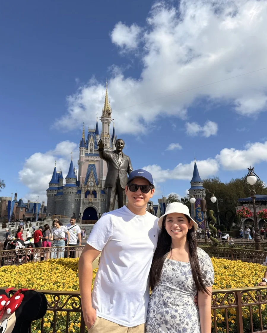 Los asesores de Epictrip frente al castillo de Magic Kingdom